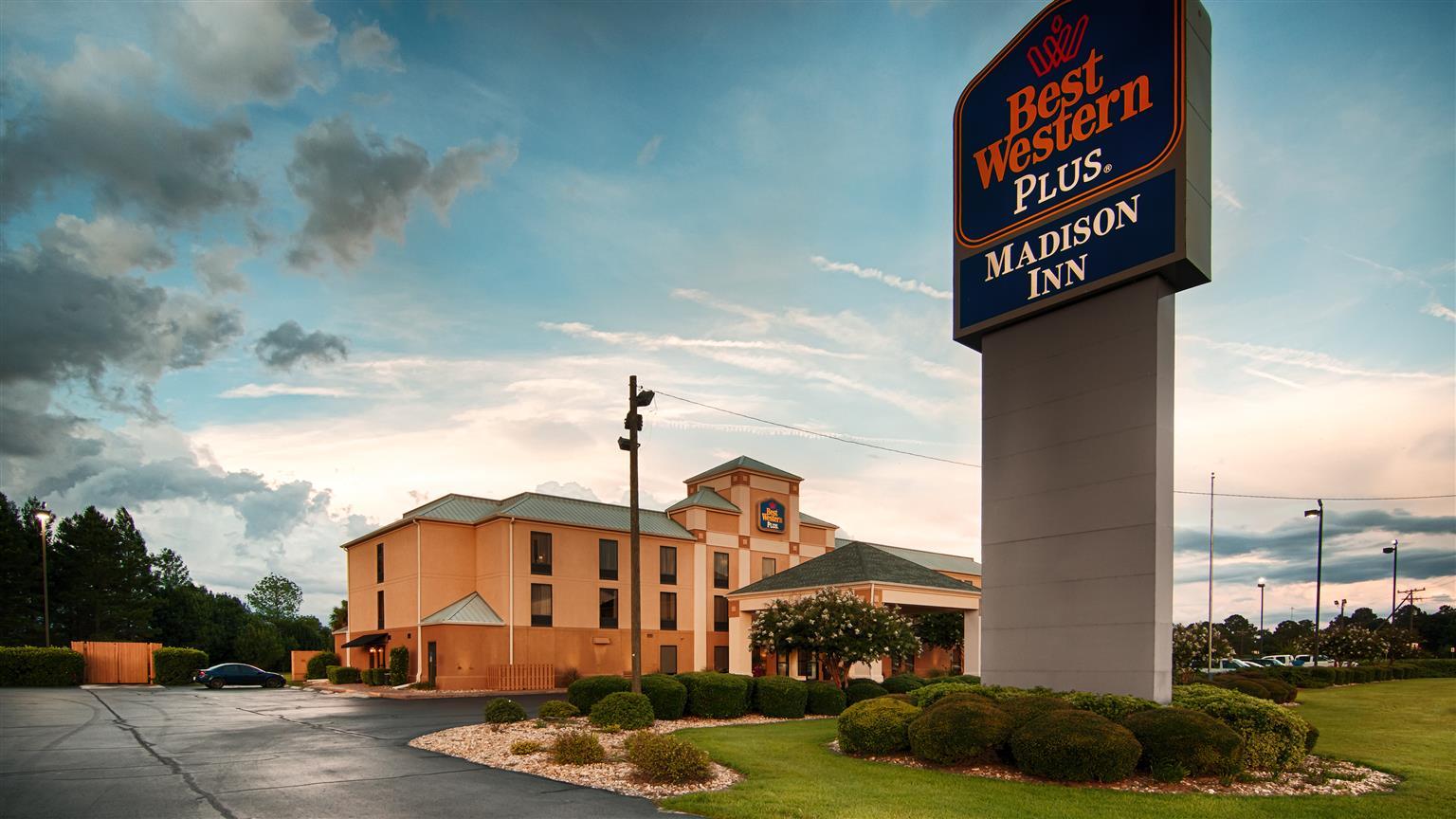 Best Western Plus Madison Hotel Exterior foto